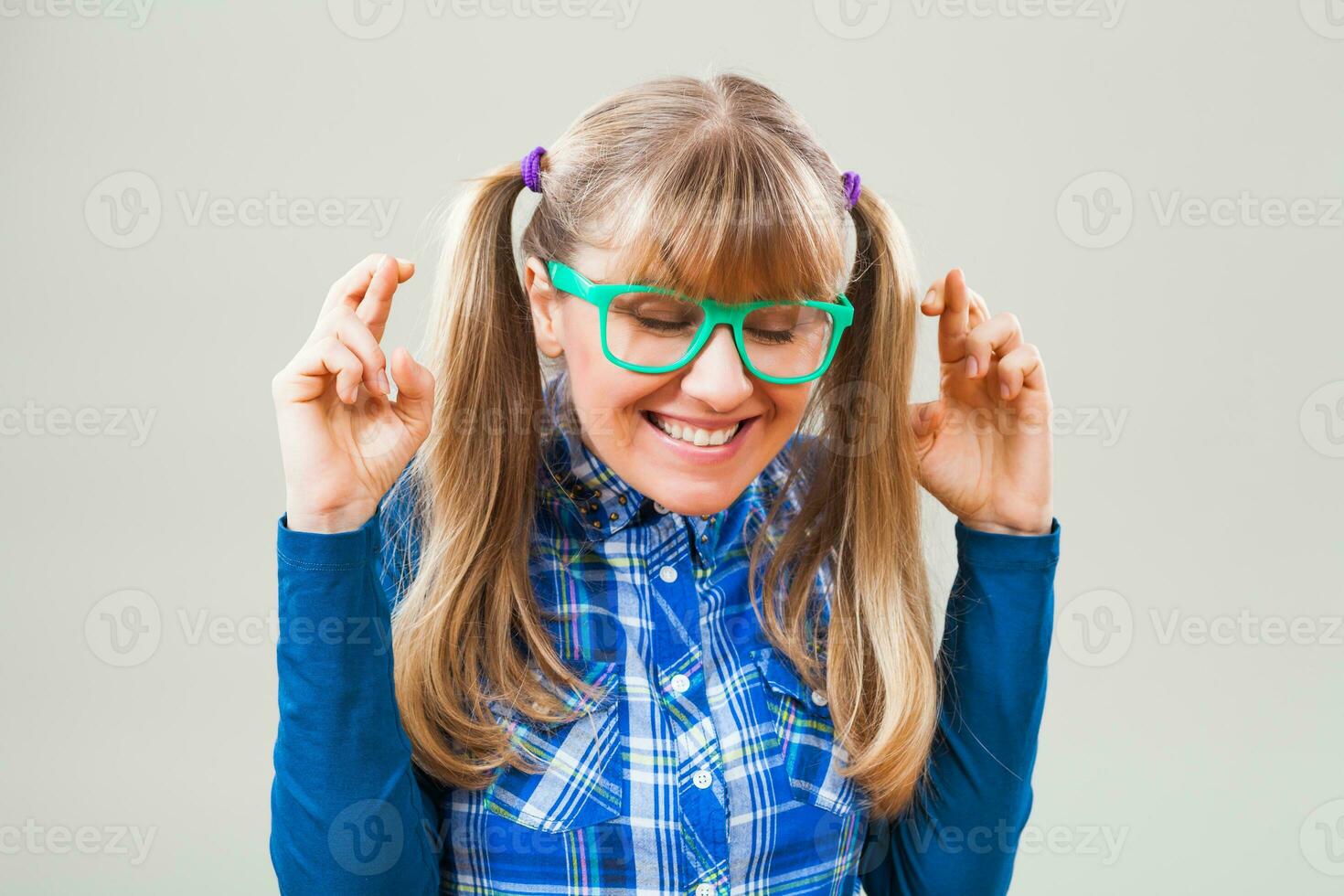retrato de un esperanzado mujer con verde lentes foto