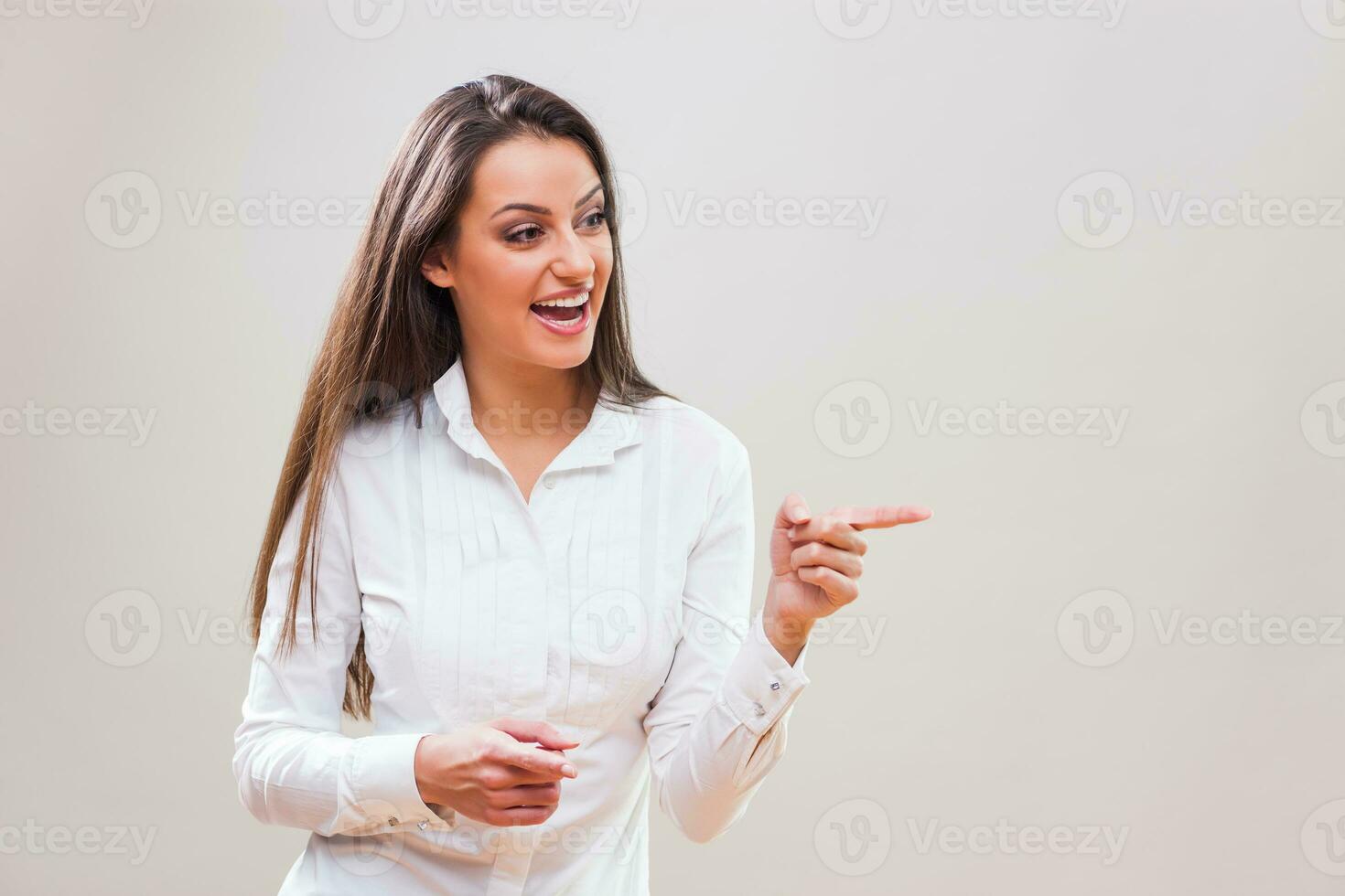 un mujer en un blanco camisa foto