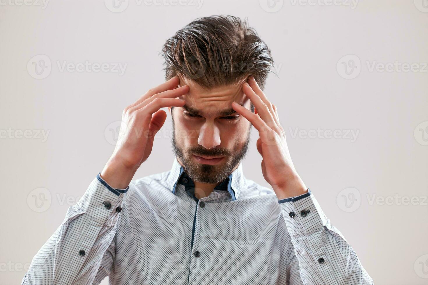 un hombre en un gris camisa foto