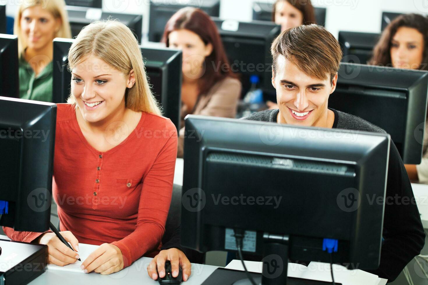 estudiantes aprendizaje en un computadora laboratorio foto