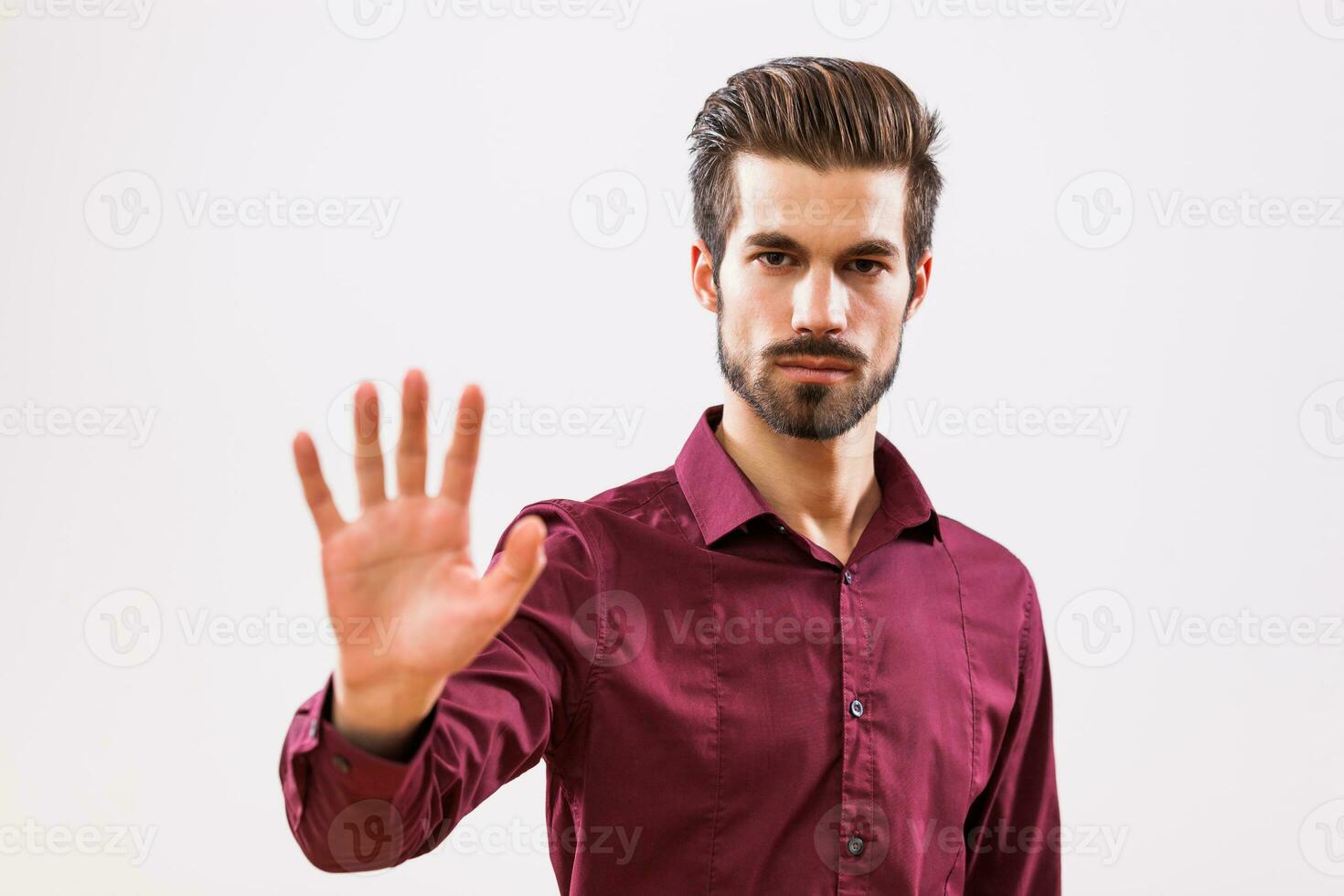 un grave hombre en un púrpura camisa foto