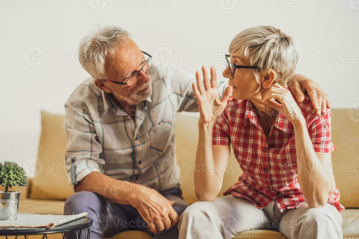 un Pareja de personas mayores teniendo un discusión foto