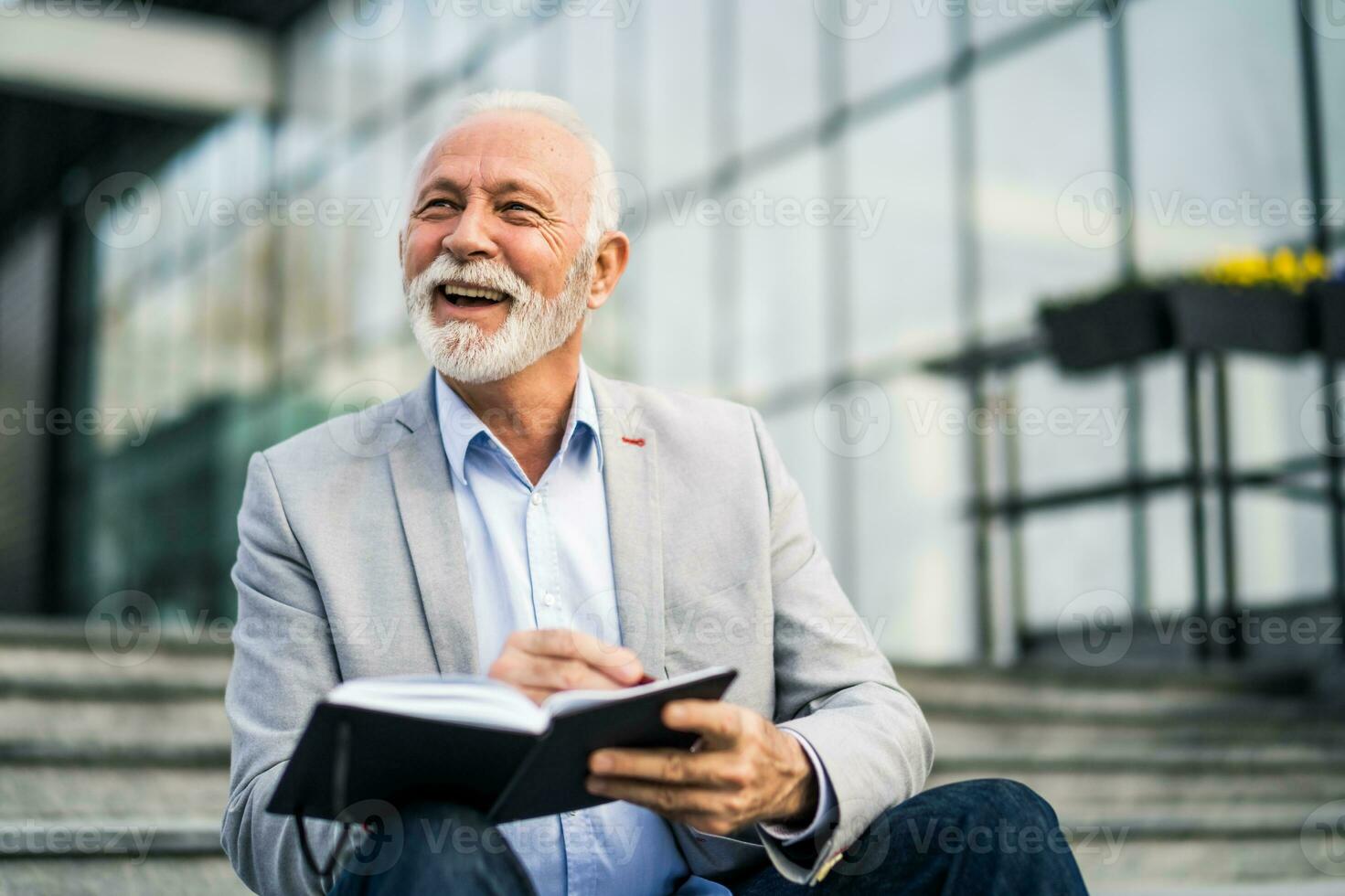 un mayor empresario escritura en un cuaderno foto