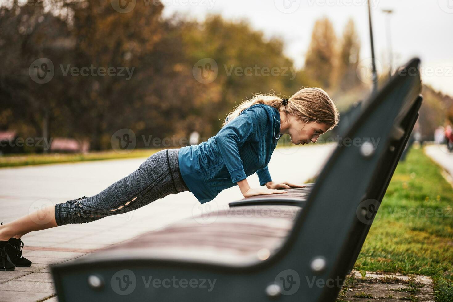 un joven mujer haciendo físico ejercicios foto