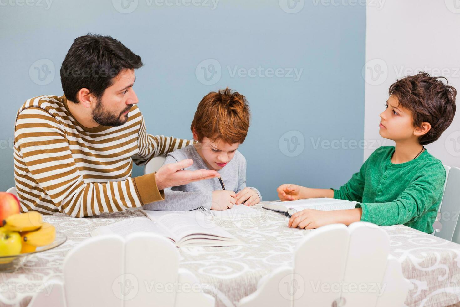 un padre Ayudar su niños con el deberes foto