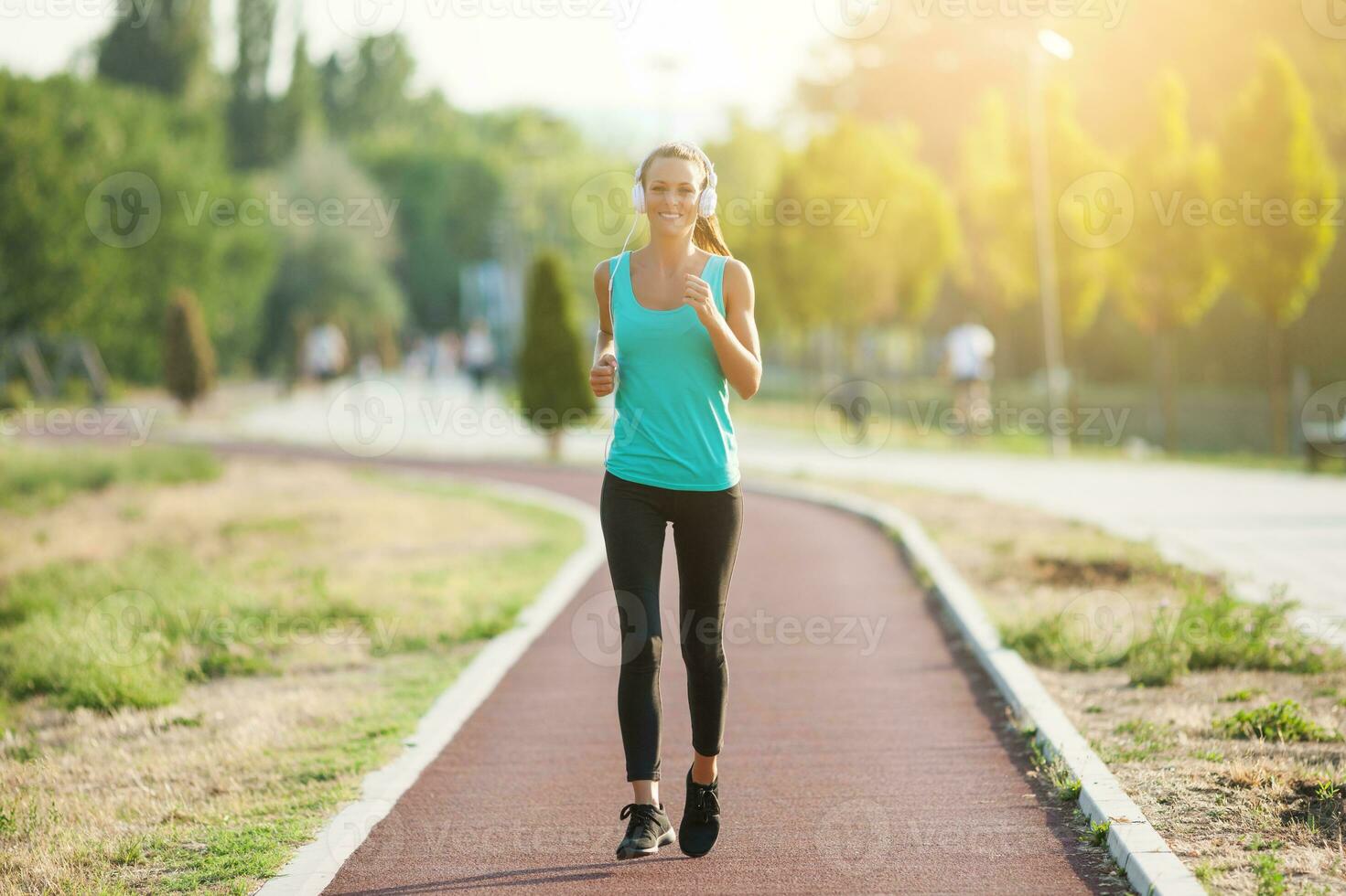 un mujer en un corriendo pista foto