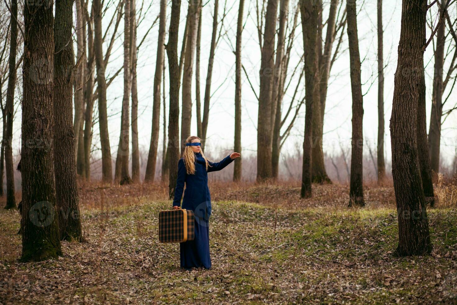 un mujer con un viaje bolso foto