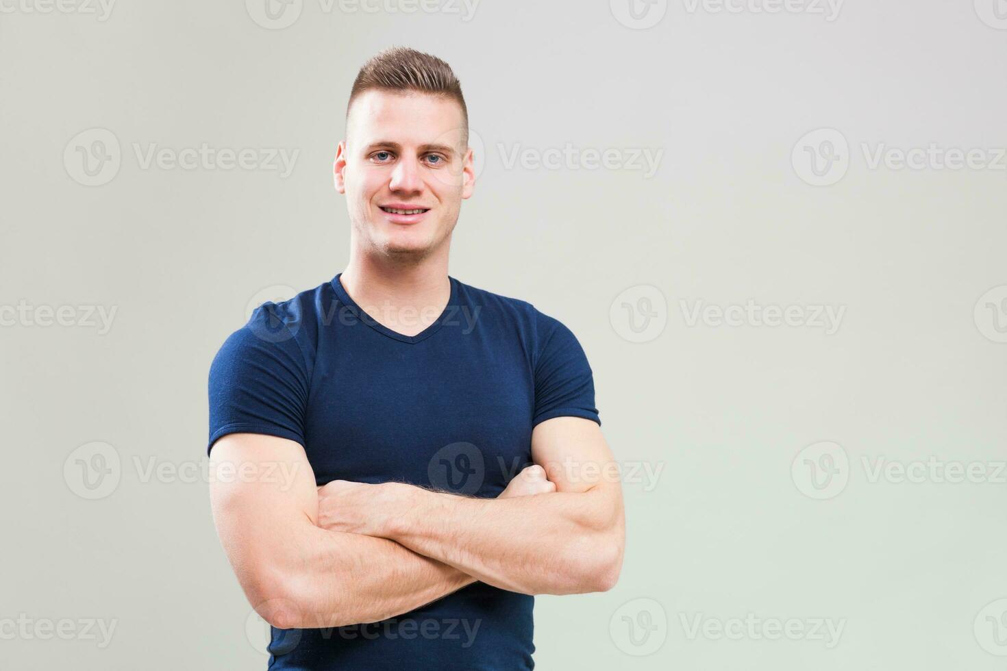 retrato de un hombre en azul camiseta foto