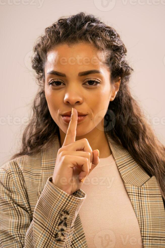 retrato de un mujer de negocios con silencio gesto foto