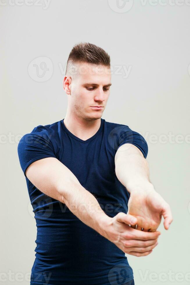 un hombre haciendo físico ejercicios foto