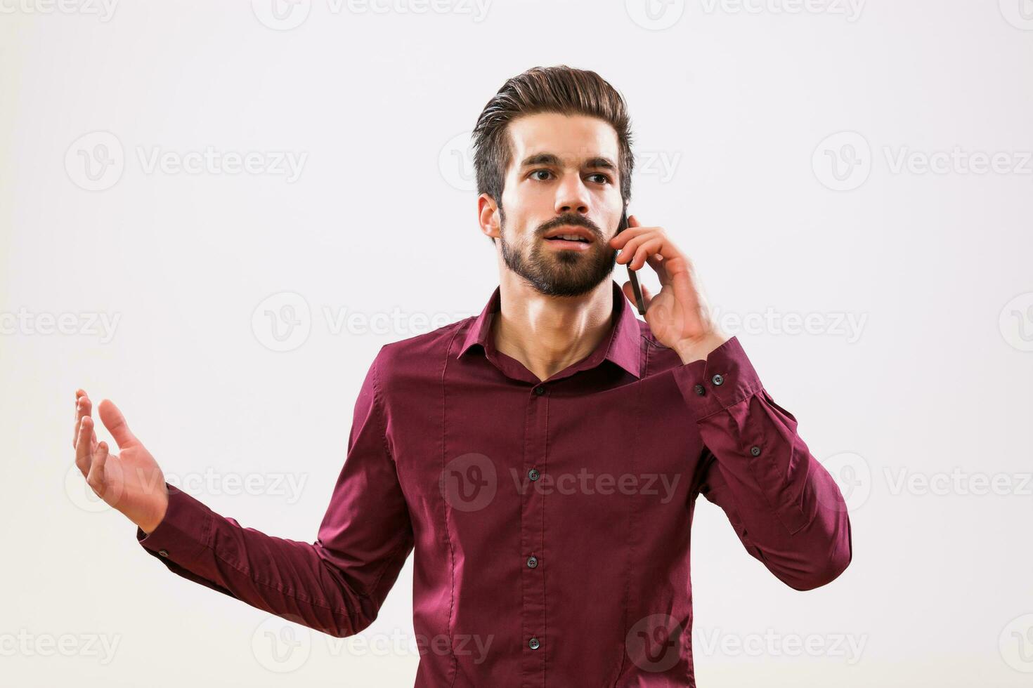 un hombre en un púrpura camisa en el teléfono foto