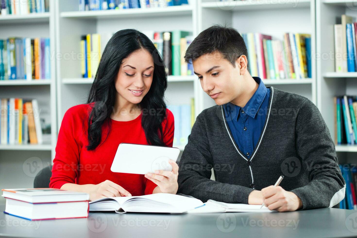 estudiantes en la biblioteca foto