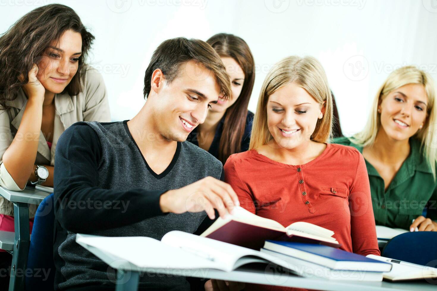 estudiantes en un salón de clases foto