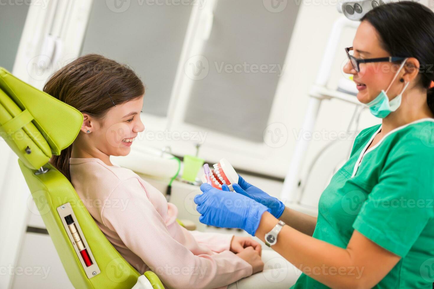 un niño a el dentista foto