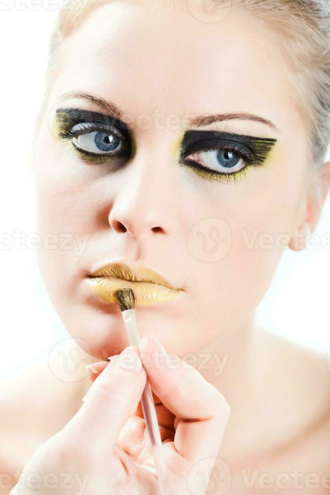 retrato de joven mujer con Moda maquillaje foto