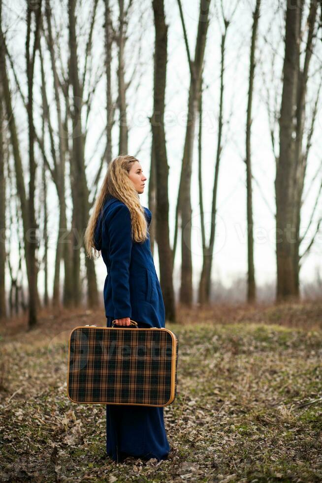 un mujer con un viaje bolso foto