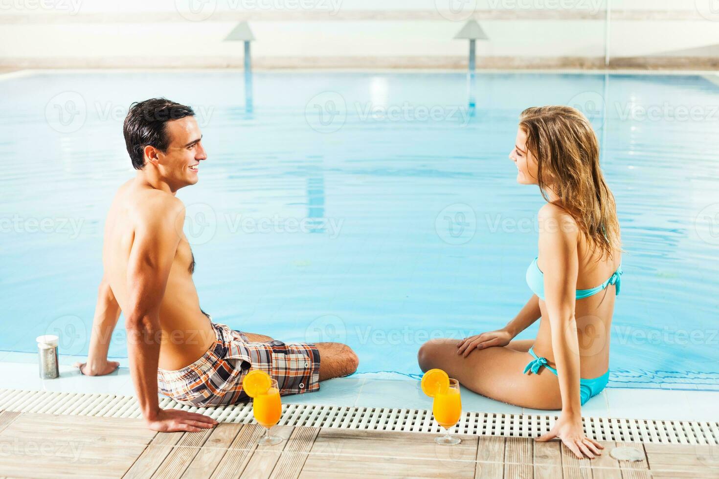 Pareja a el nadando piscina foto