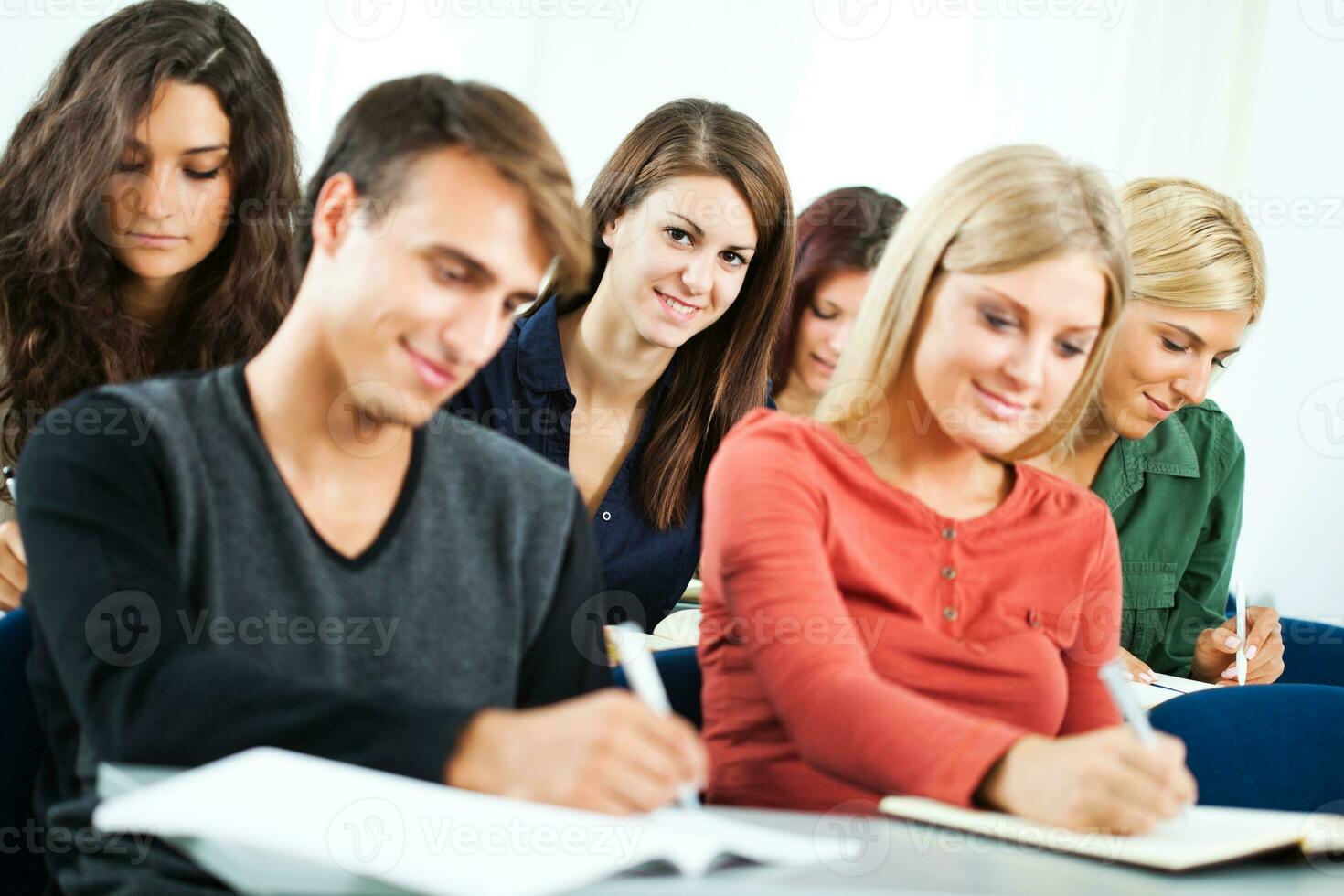 estudiantes en un salón de clases foto