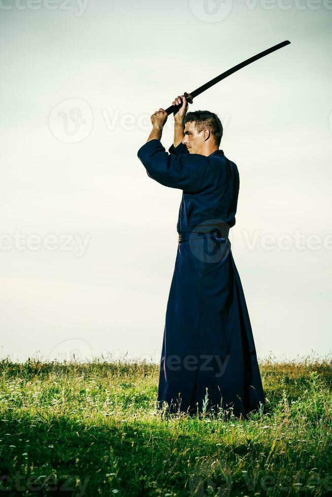 silueta de kendo combatiente con shinai foto