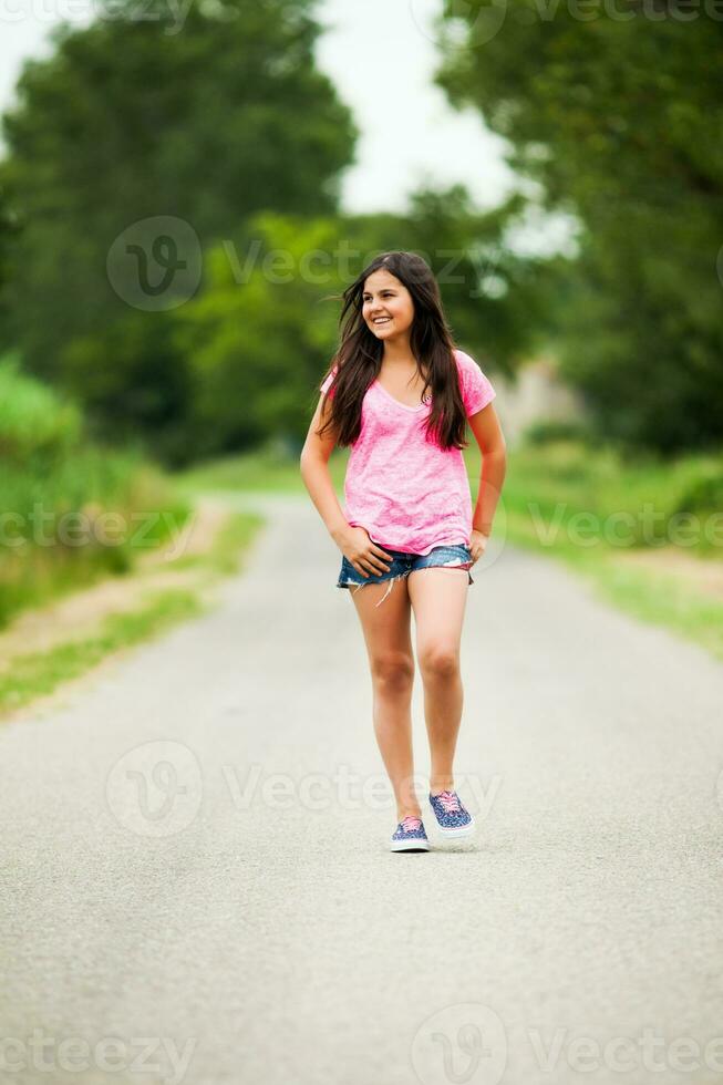 un Adolescente niña quien gasta su hora en naturaleza foto