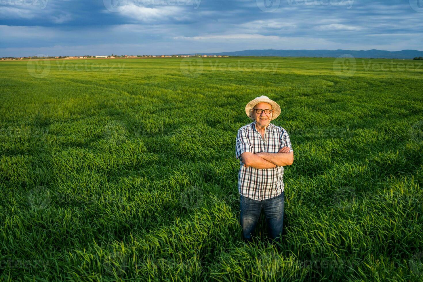 un granjero en pie en un cebada campo foto