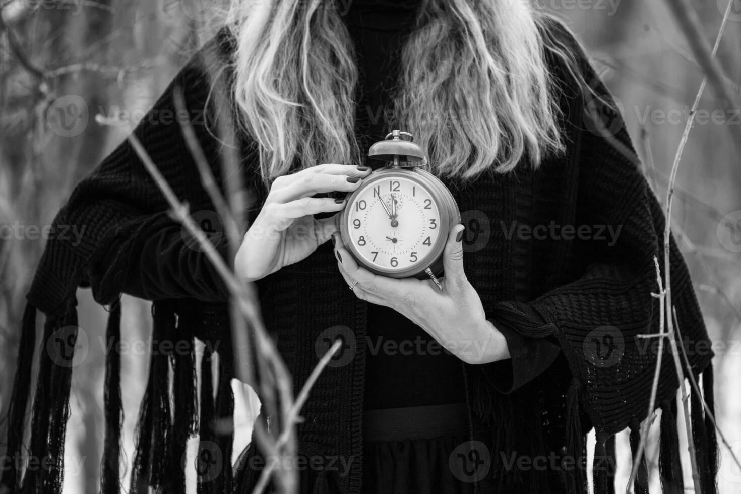 mujer participación un reloj en el bosque. hora concepto. foto