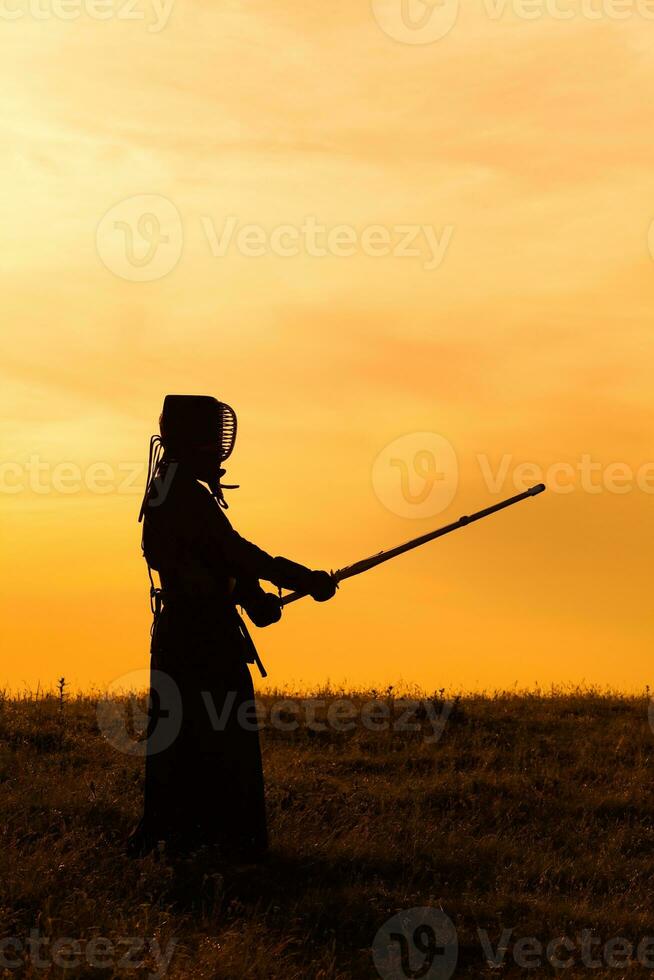 kendo combatiente con shinai foto