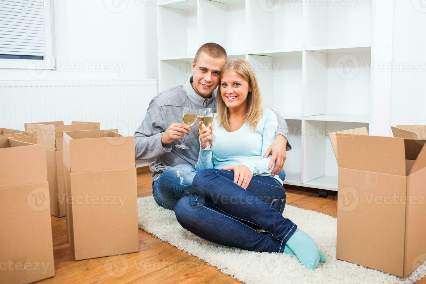 un Pareja disfrutando su nuevo hogar foto