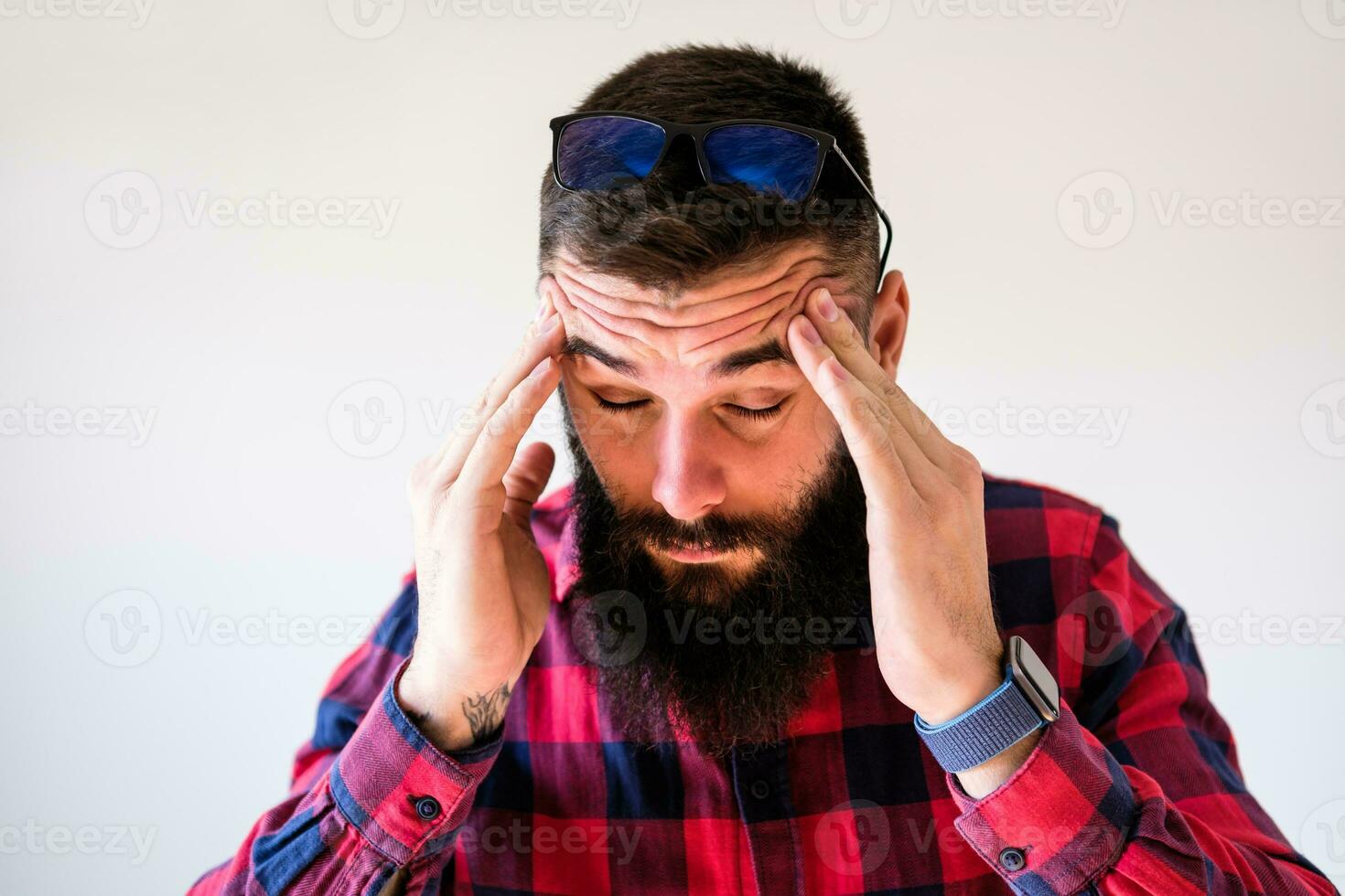 retrato de un hombre quien tiene un dolor de cabeza foto