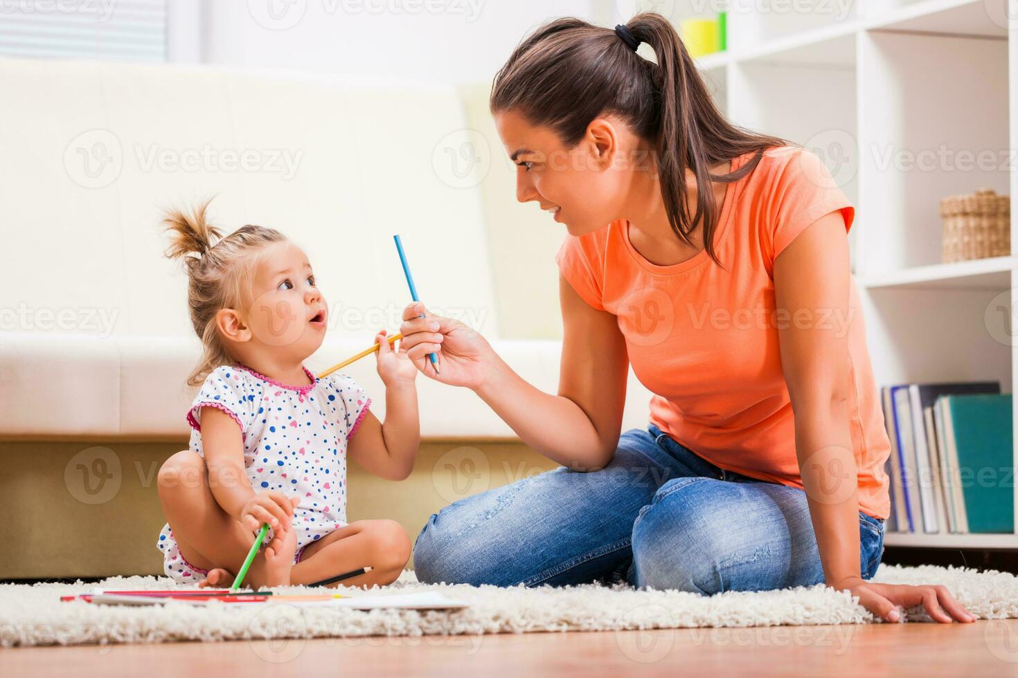 un madre gasto hora con su niño foto