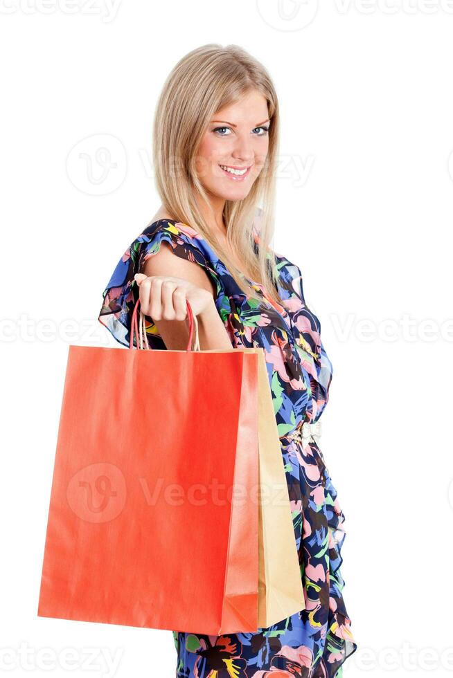 un mujer con compras pantalones foto