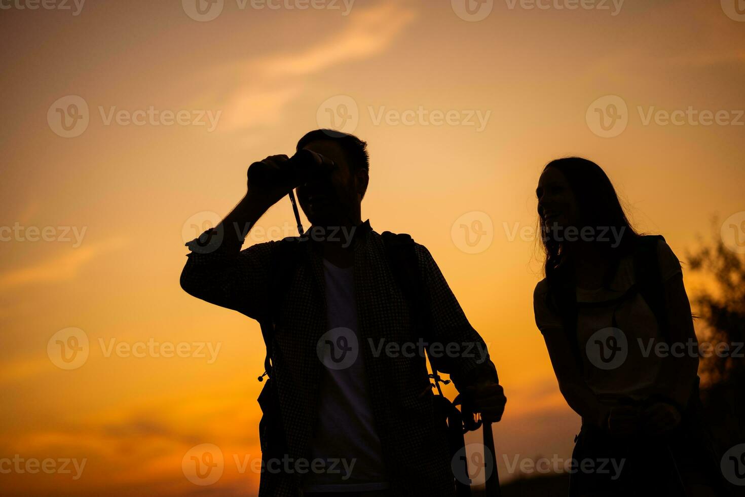 Pareja gasto hora al aire libre foto