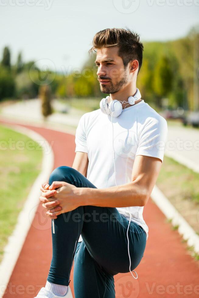 un hombre en un corriendo pista foto