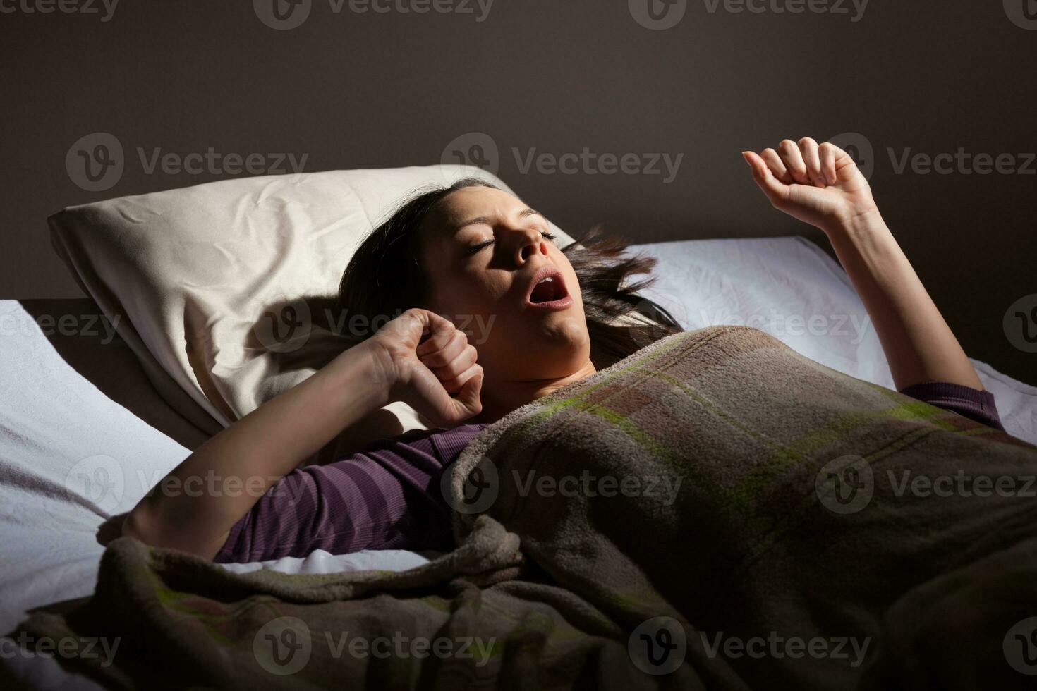 un joven mujer descansando en el cama foto