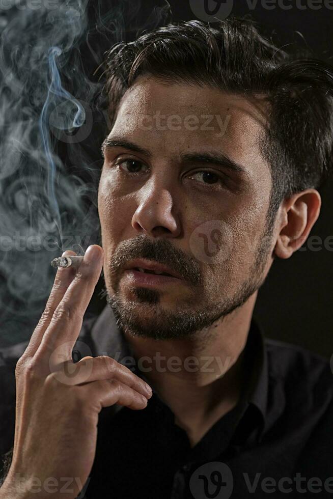 un hombre de fumar foto