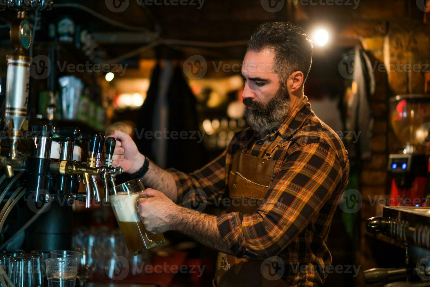 retrato de un hombre quien trabajos como un barman foto