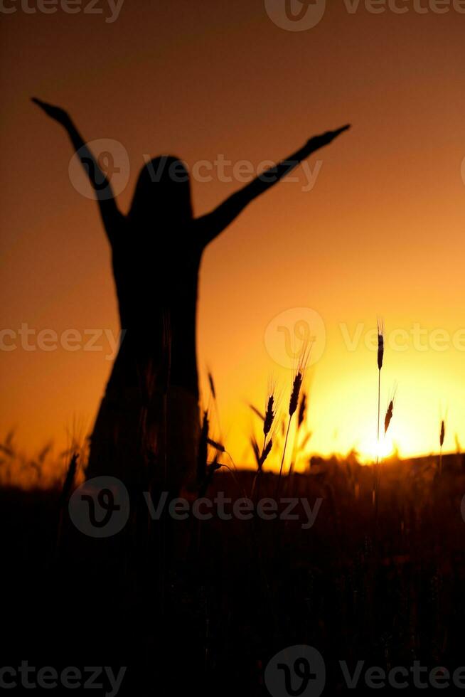 silueta de un mujer a puesta de sol foto