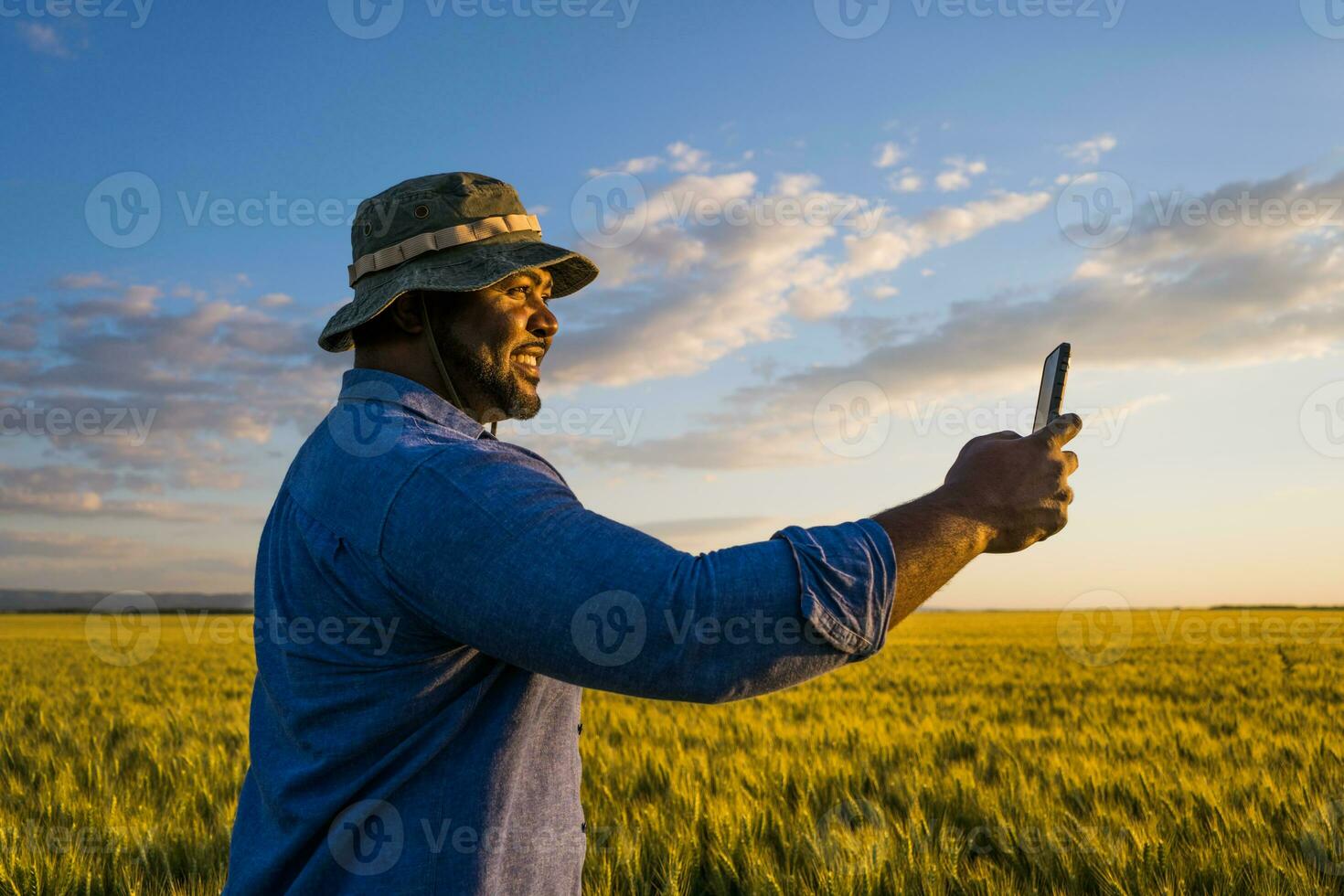 afro granjero en pie en un trigo campo foto