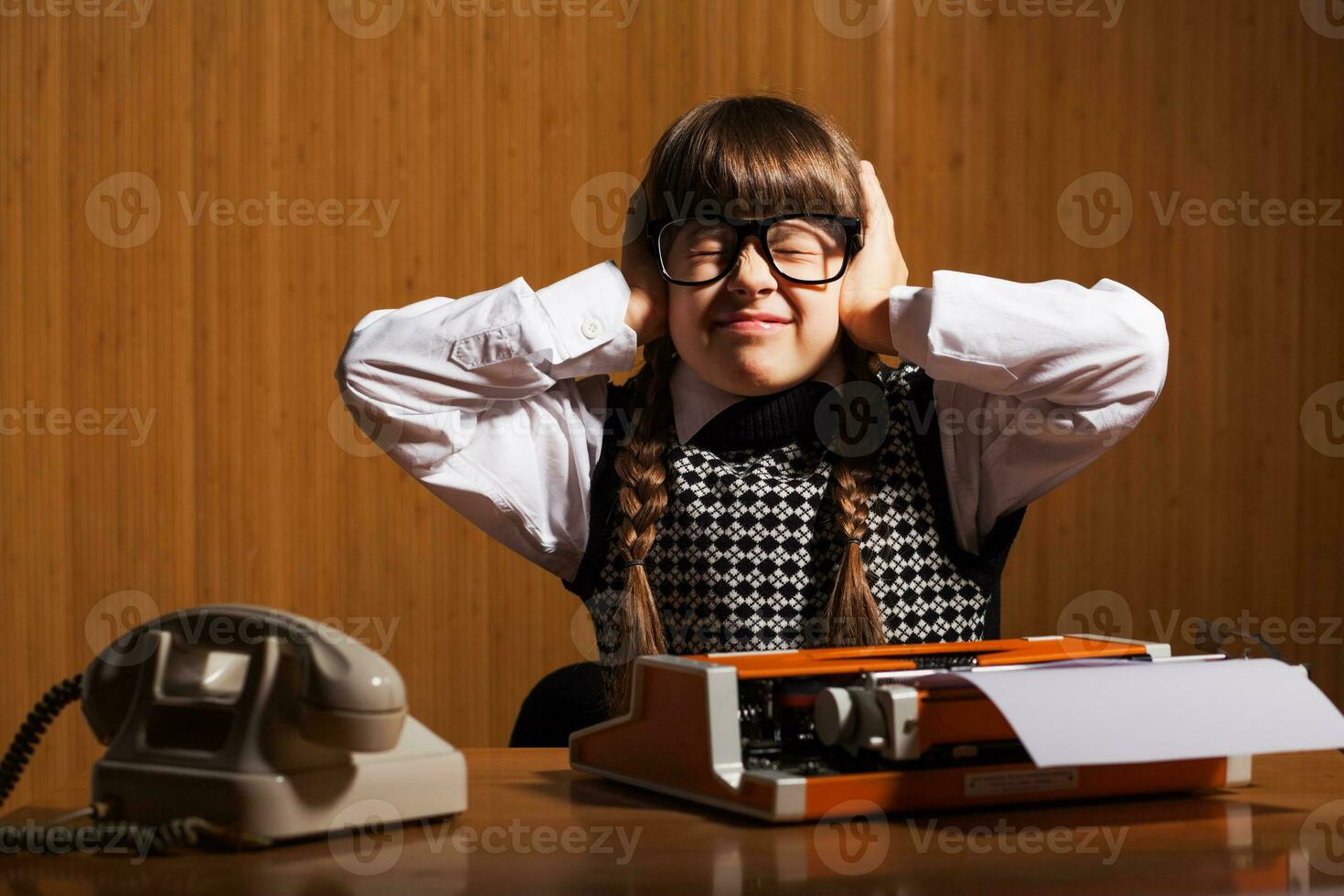 un niña quien obras de teatro el papel de un secretario foto