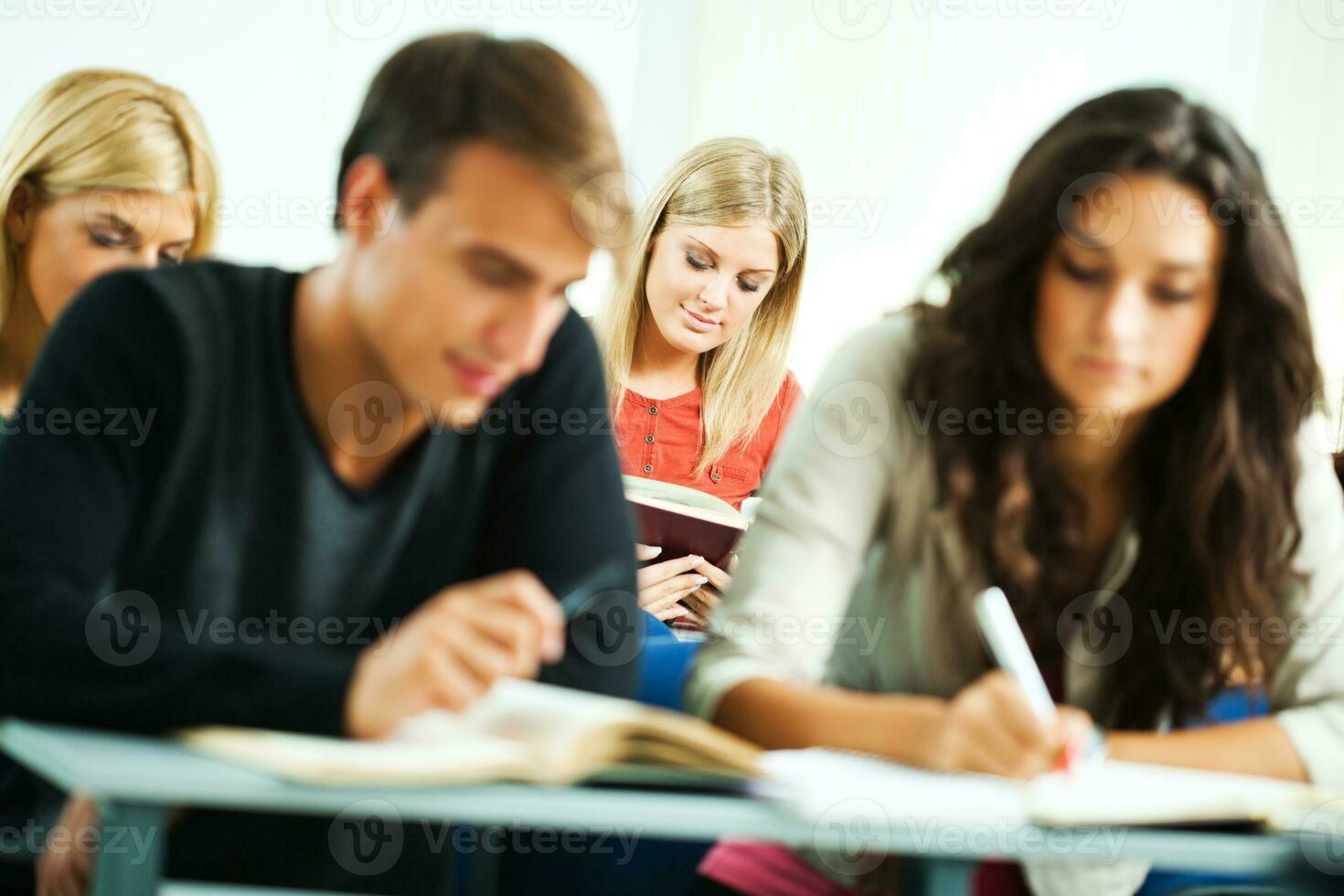 estudiantes en un salón de clases foto