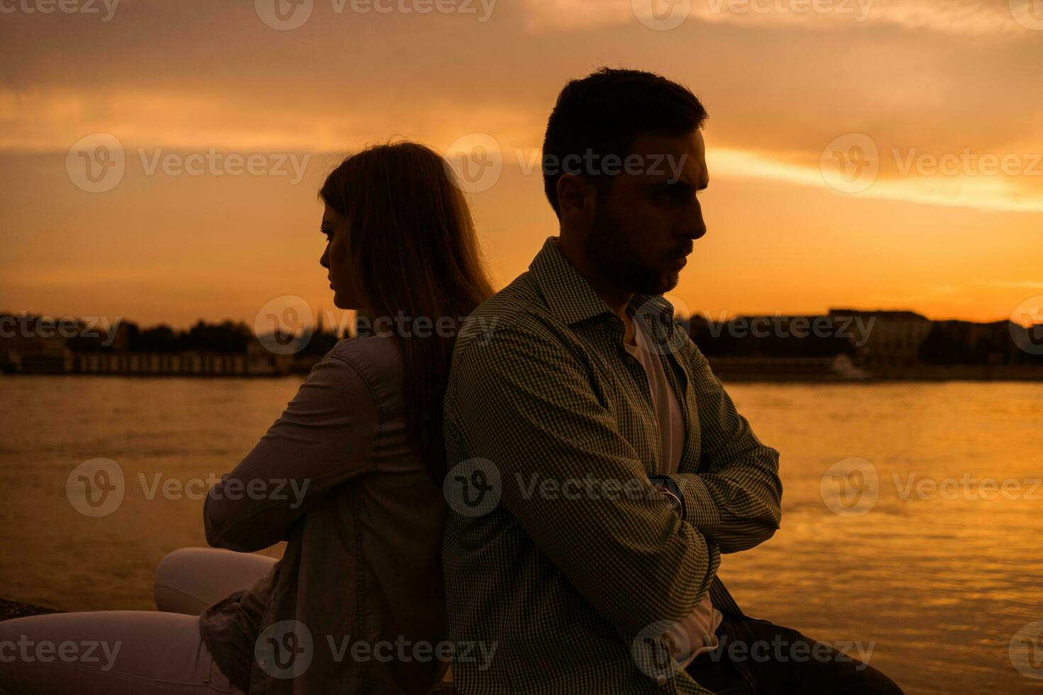 un joven Pareja terminado el puesta de sol foto