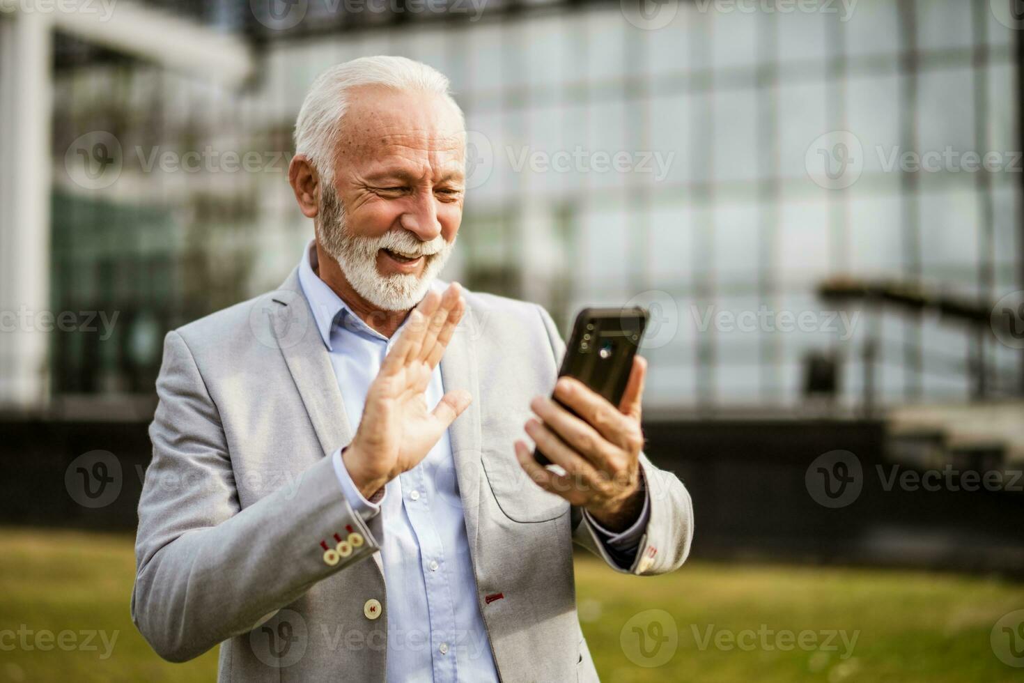 un mayor empresario teniendo un teléfono conversacion foto