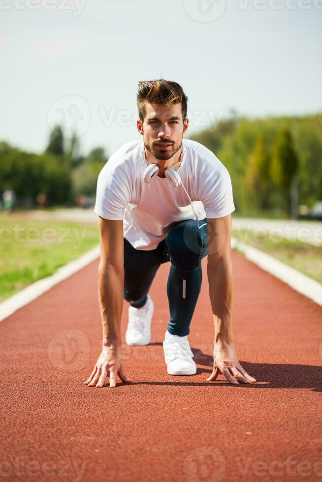 un hombre en un corriendo pista foto