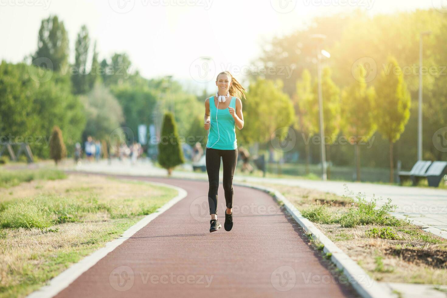 un mujer en un corriendo pista foto