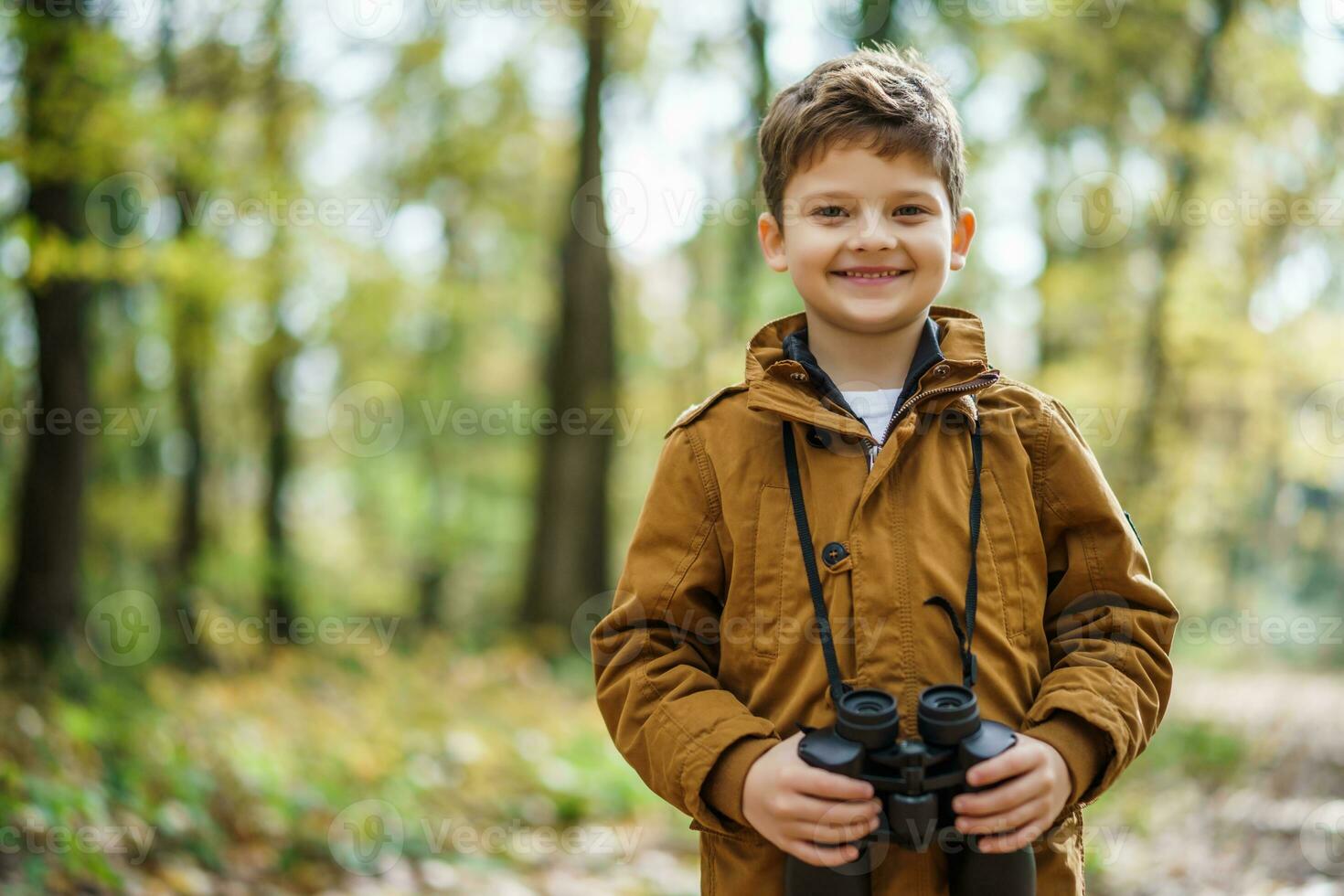 joven chico con prismáticos foto