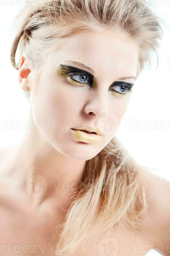 retrato de joven mujer con Moda maquillaje foto