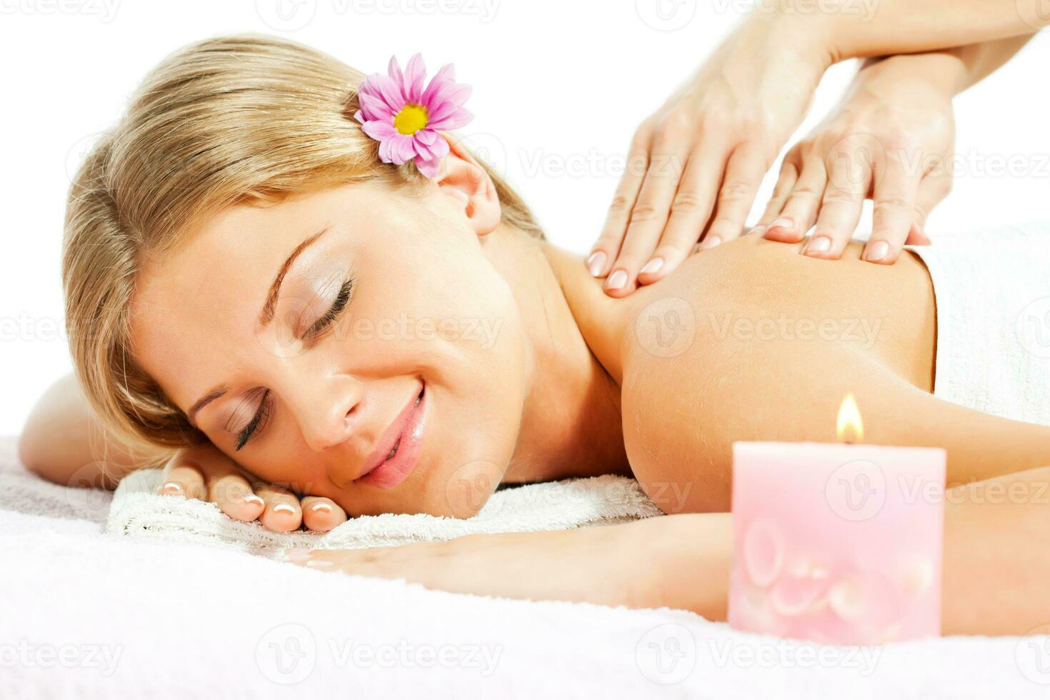 joven mujer relajante después masaje en spa tratamiento foto