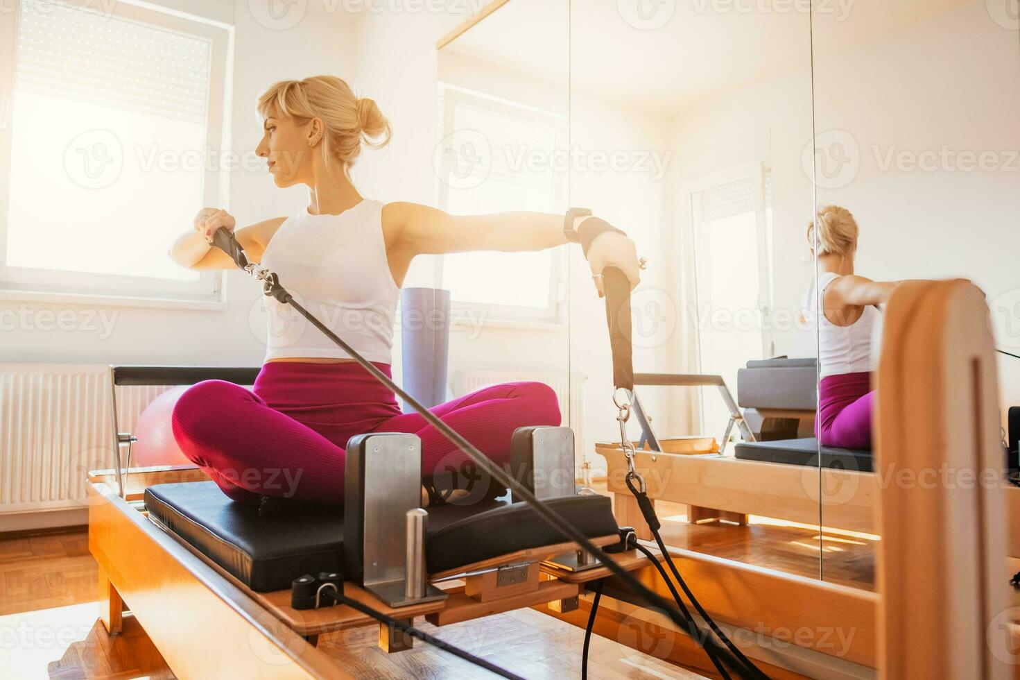 un mujer haciendo pilates adentro foto