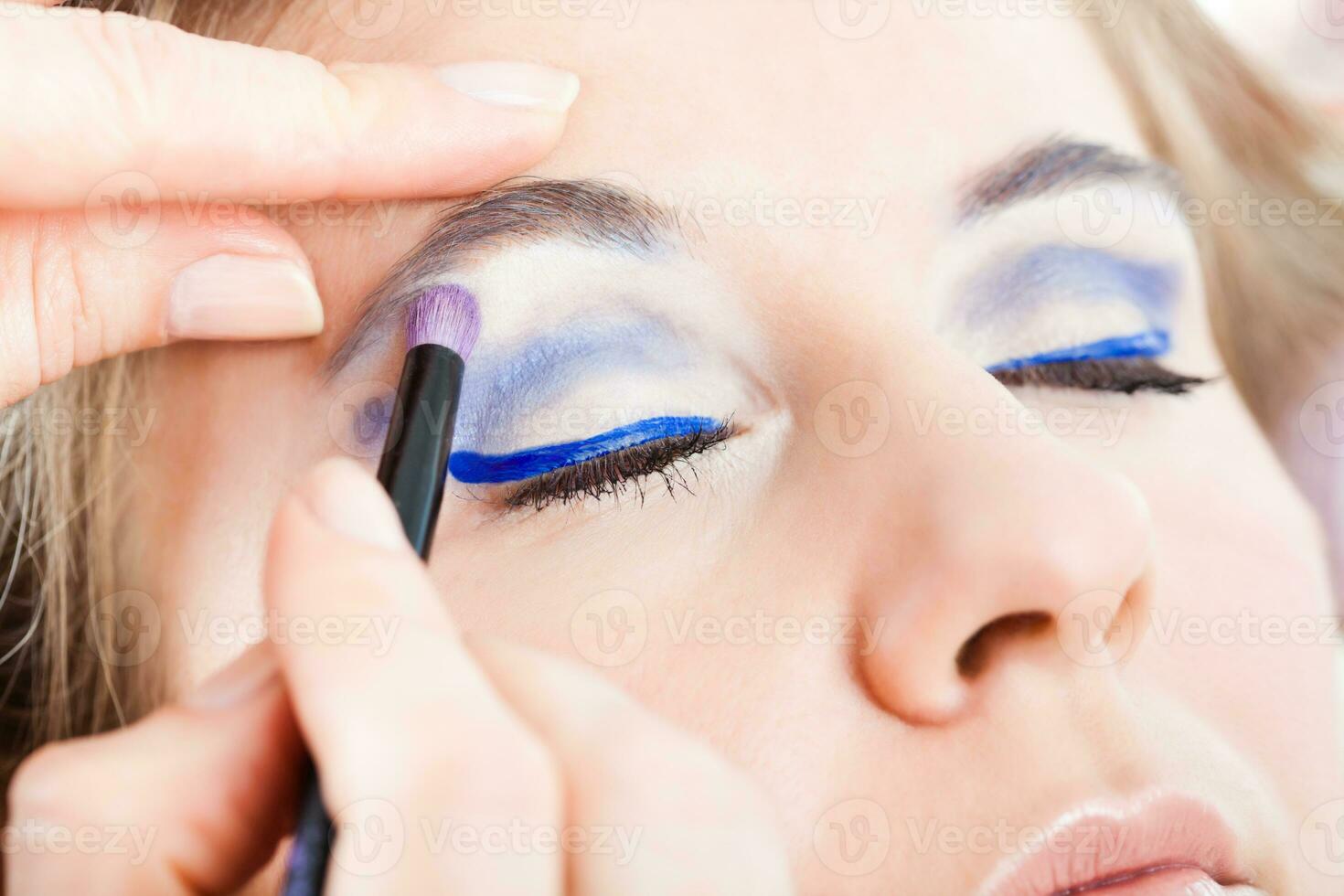 retrato de joven mujer con Moda maquillaje foto