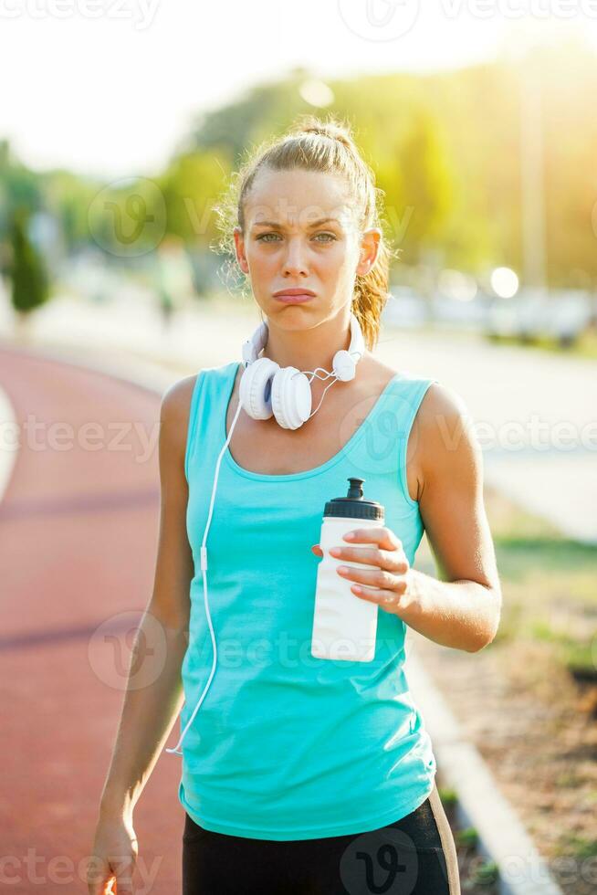 un mujer en un corriendo pista foto